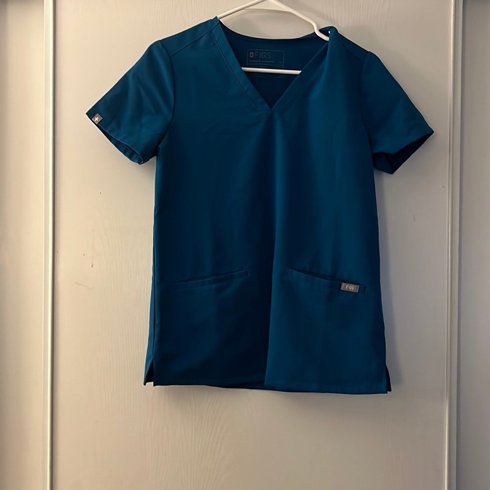 Figs three pocket scrub top